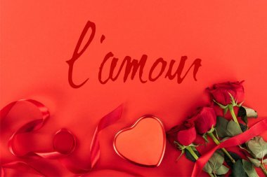 最高視野的心形盒子和玫瑰是孤立在紅色的字母“公羊”，圣瓦倫丁節(jié)的概念