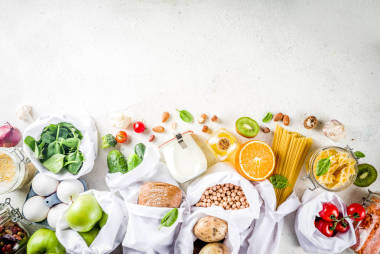 零浪費(fèi)購物和可靠的生活方式概念, 各種農(nóng)場有機(jī)蔬菜, 谷物, 面食, 雞蛋和水果在可重復(fù)使用的包裝超市袋。復(fù)制空間頂部視圖, 白色混凝土表