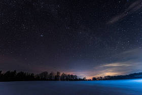 黑暗的天空充满了闪亮的星星在喀尔巴泰山脉在冬天在夜间