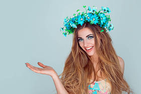 女性与花卉头带显示空的副本空间