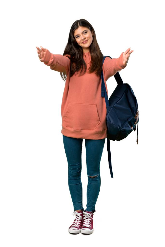 一个少年女孩的全长镜头, 她穿着运动衫和背包, 并邀请她手牵手前来