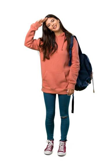 一個穿著運動衫和背包的少年女孩的全長照片