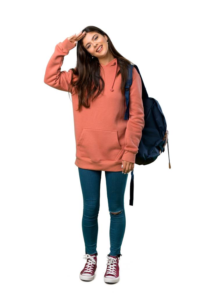一个穿着运动衫和背包的少年女孩的全长照片