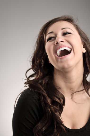 年轻漂亮的女人在笑图片