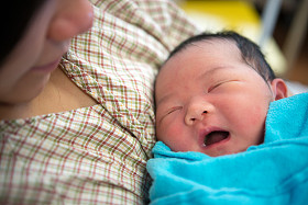 亚洲母亲和新生婴儿图片