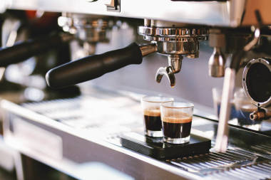 咖啡倒在舒適的咖啡店里.圖片