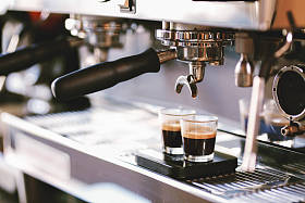 咖啡倒在舒适的咖啡店里.图片