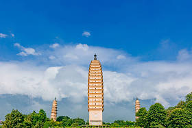 云南大理崇圣寺对满山积山山的三座宝塔