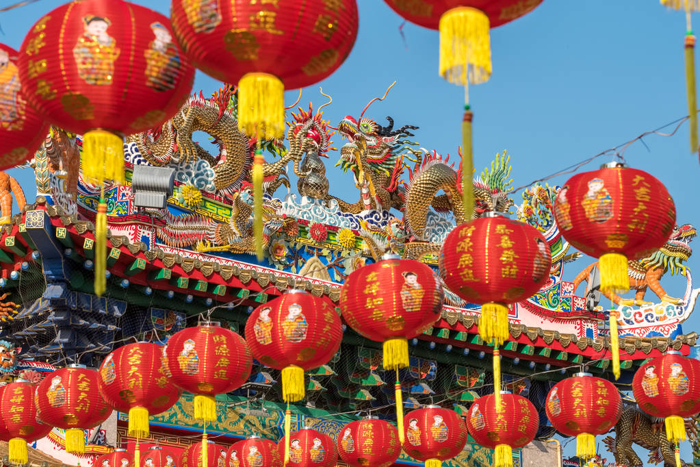 中国寺庙里的红色中国年灯。泰国清迈 samakkee 慈善基金