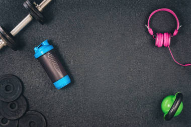 健身或健美的背景。体育馆地板上的哑铃, 顶部视图