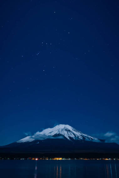 冬季從山中湖和獵戶座欣賞富士山的夜景
