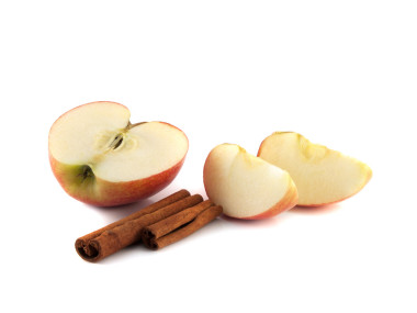 孤立的紅蘋果與切片和肉桂一半