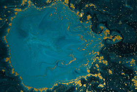 抽象蓝色油漆背景与金黄闪光粉末 