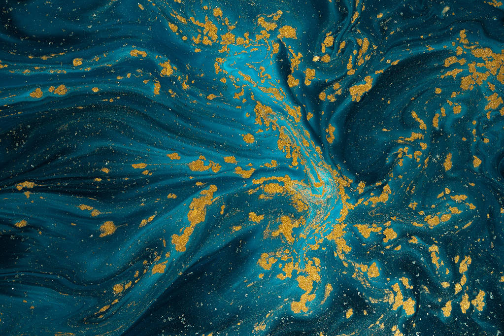 抽象蓝色油漆背景与金黄闪光粉末