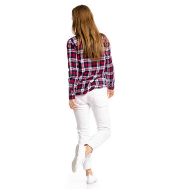 穿著白色牛仔褲和襯衫的女人走