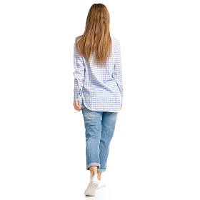 穿蓝色牛仔裤和衬衫的女人