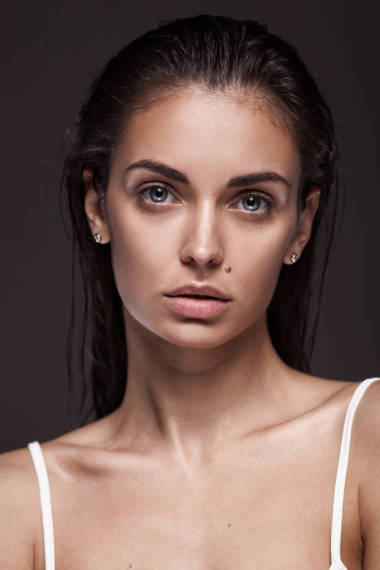 年輕的成年女性，潔凈清新的皮膚與頭發(fā)濕