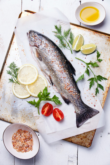 新鮮的生魚鱒魚與草藥和檸檬