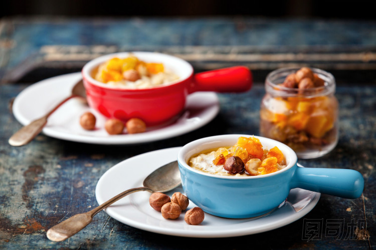 堅(jiān)果和干果的麥片粥