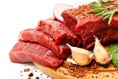 原料新鮮的肉上船與調(diào)味