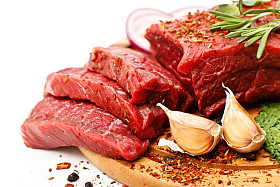 原料新鲜的肉上船与调味