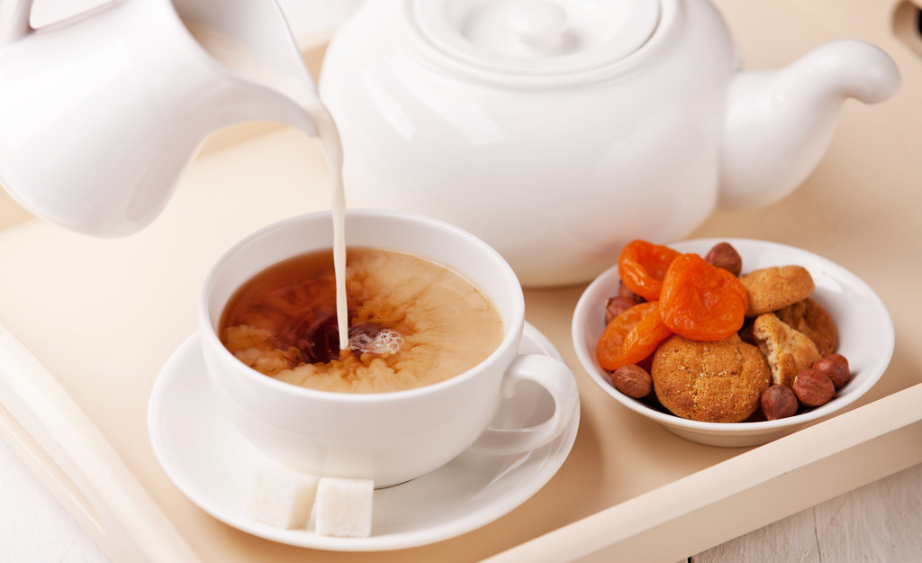 早餐，喝杯茶牛奶和自制饼干