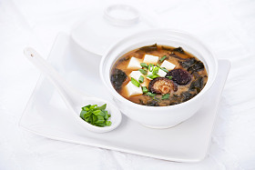 味噌汤豆腐、 海藻和蘑菇图片
