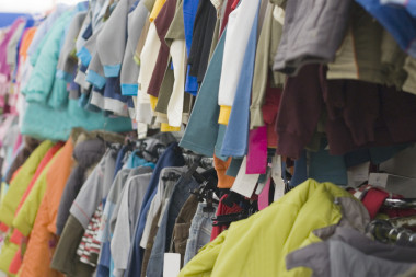 在一家超市中的兒童衣服