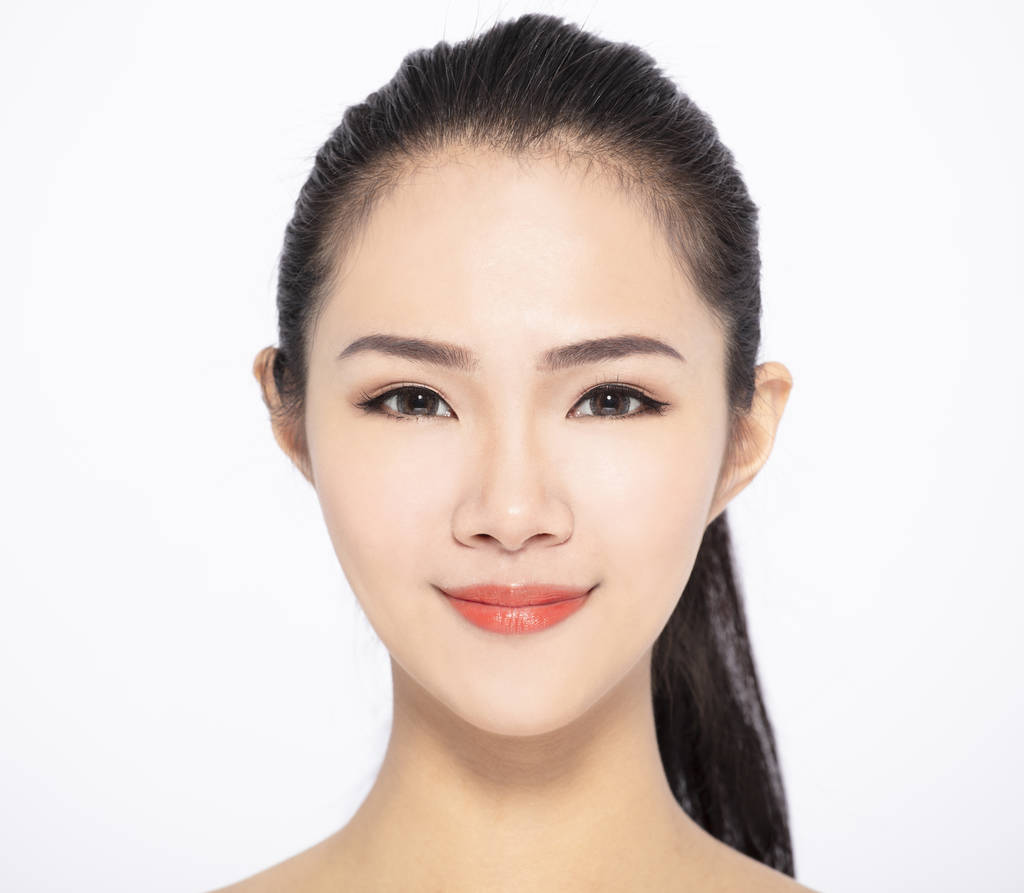 特写镜头美丽的脸年轻美丽的女人 
