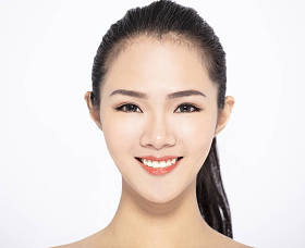 特写镜头美丽的脸年轻美丽的女人 