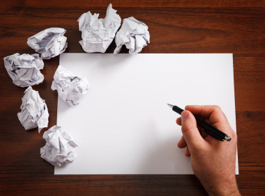 空白紙與筆圖片