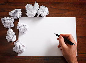 空白纸与笔图片