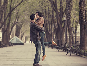 在城市的小巷里对夫妇.图片