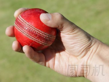 板球投手的球在手