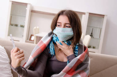 生病的年轻女子在家里受苦受难 