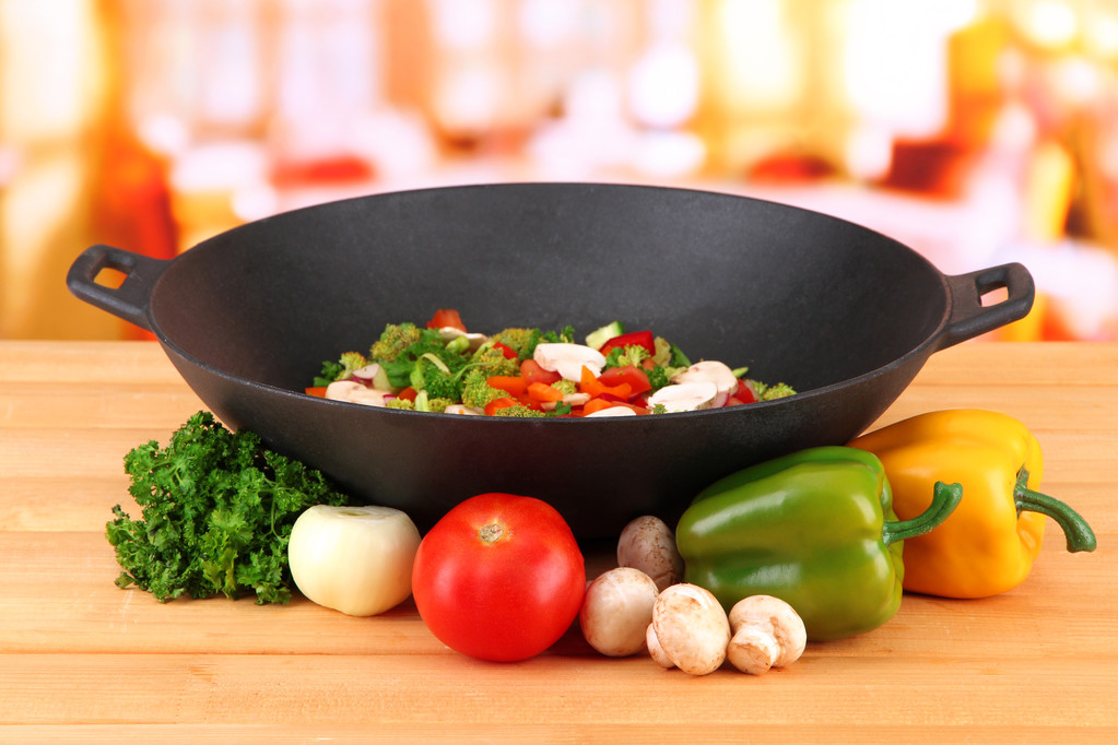 与木桌上,在明亮的背景上的菜蔬菜炖肉锅 与木桌上,在明亮的背景上的菜蔬菜炖肉锅