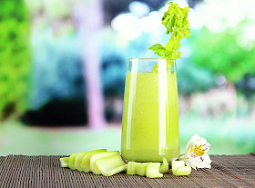 杯芹菜汁，竹凉席，绿色背景上