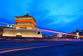 在晚上的西安古城图片