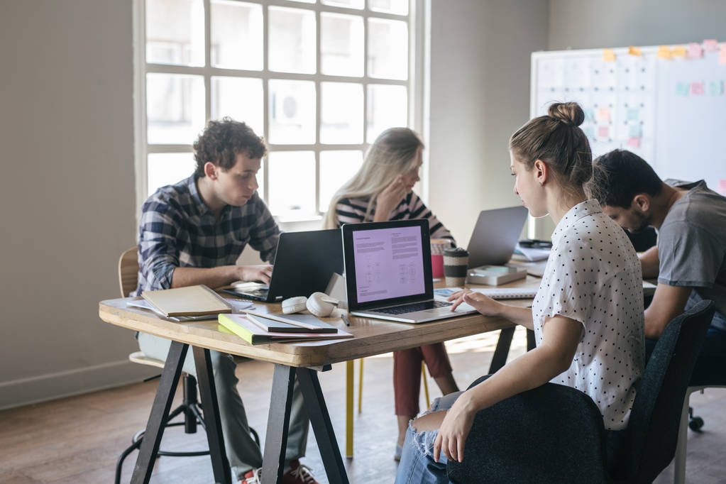 在校园里一起学习的大学生群体