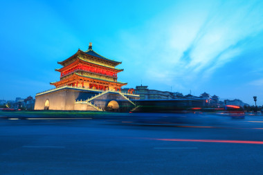 在黃昏在西安鐘樓照片