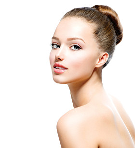 美丽的年轻女子，与新鲜清洁皮肤的肖像