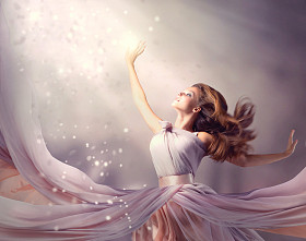 美丽的姑娘穿长连衣裙。梦幻场景