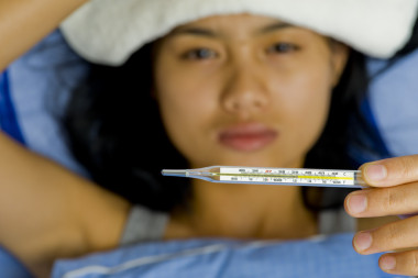 漂亮的年輕女人生病躺在床上圖片