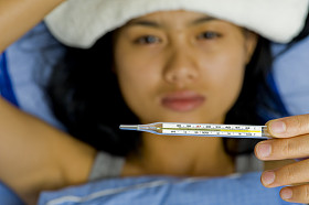 漂亮的年轻女人生病躺在床上图片