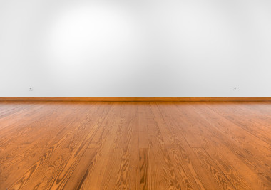 空白墻與射燈和木地板圖片