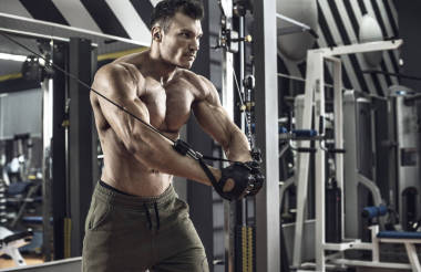 家伙健美運(yùn)動(dòng)員, 在健身房用運(yùn)動(dòng)機(jī)在胸肌上進(jìn)行鍛