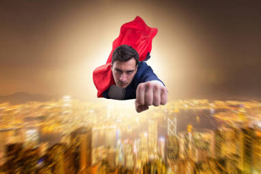 在城市上空飛行的超級英雄商人