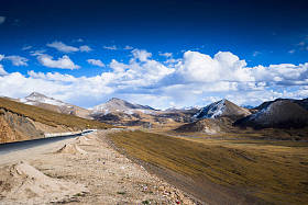 中国西藏的公路蜿蜒翻山越岭