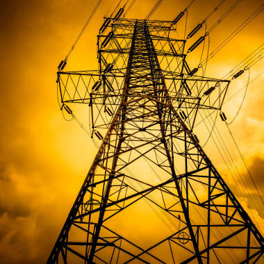 具有天空背景的高壓塔. 