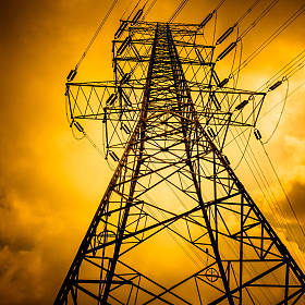 具有天空背景的高压塔. 